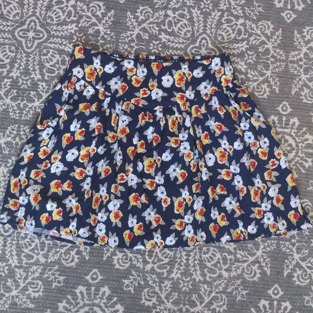 Short floral skirt with pockets